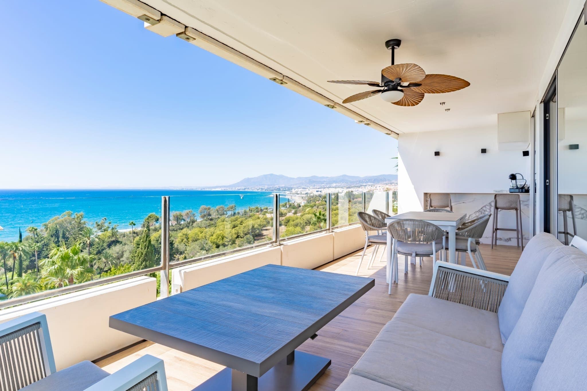 Kiváló modern apartman panorámás kilátással Torre Realban, Marbellában