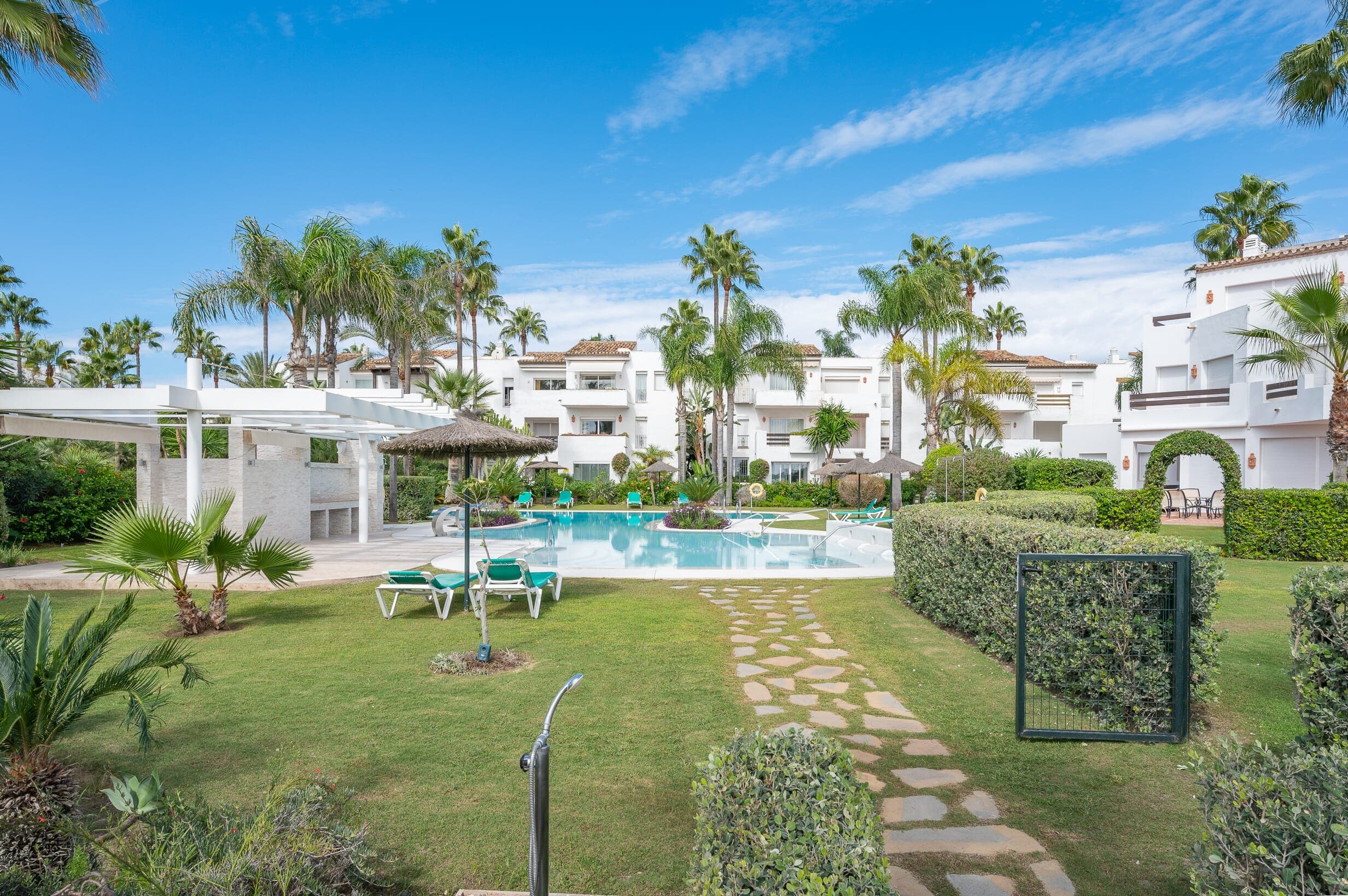 A modern tengerparti élet és a visszafogott luxus kifinomult keveréke a New Golden Mile-on.