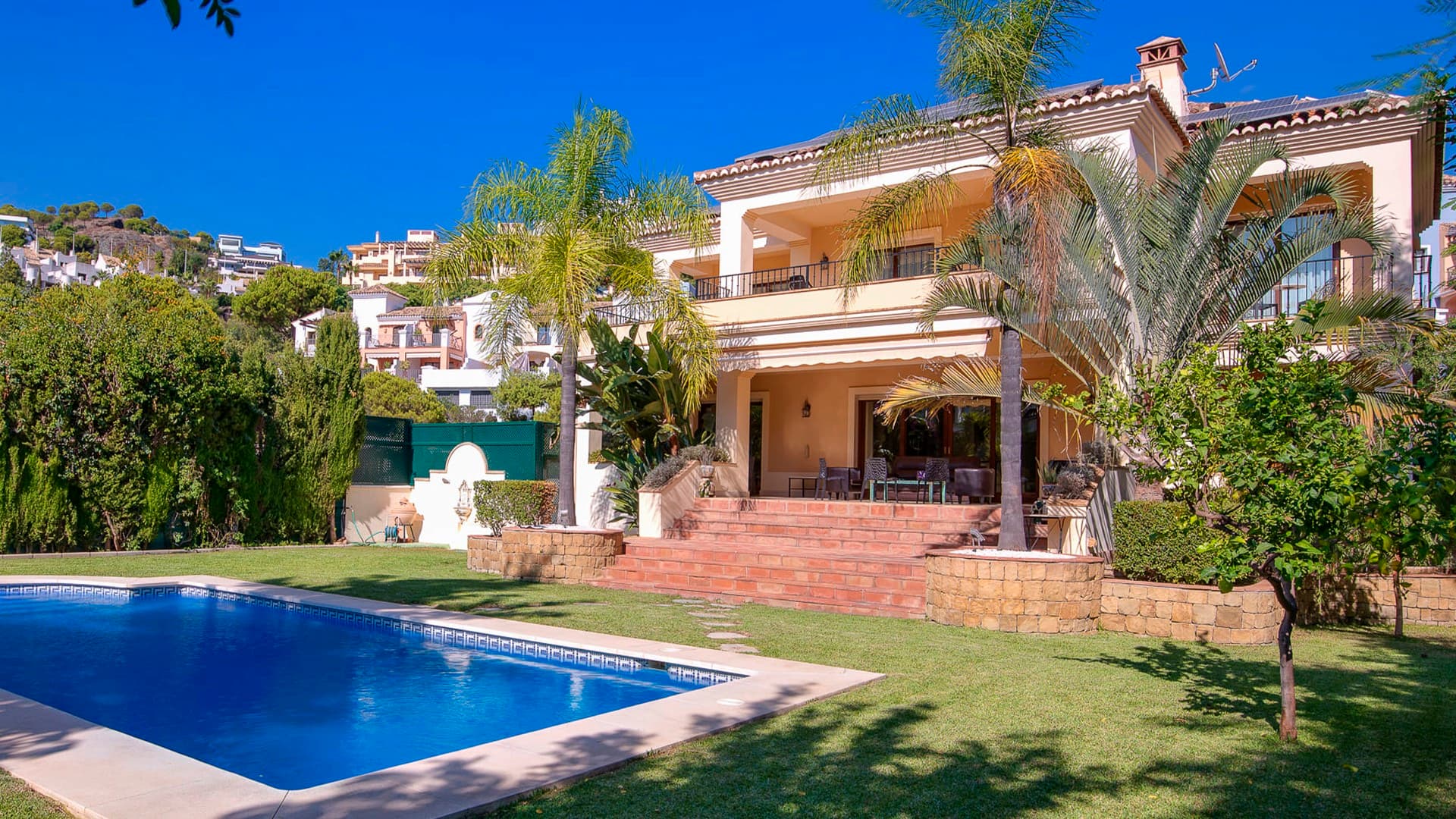 Időtlen elegancia, amely az anyagok minőségében és a kényelemben tükröződik.