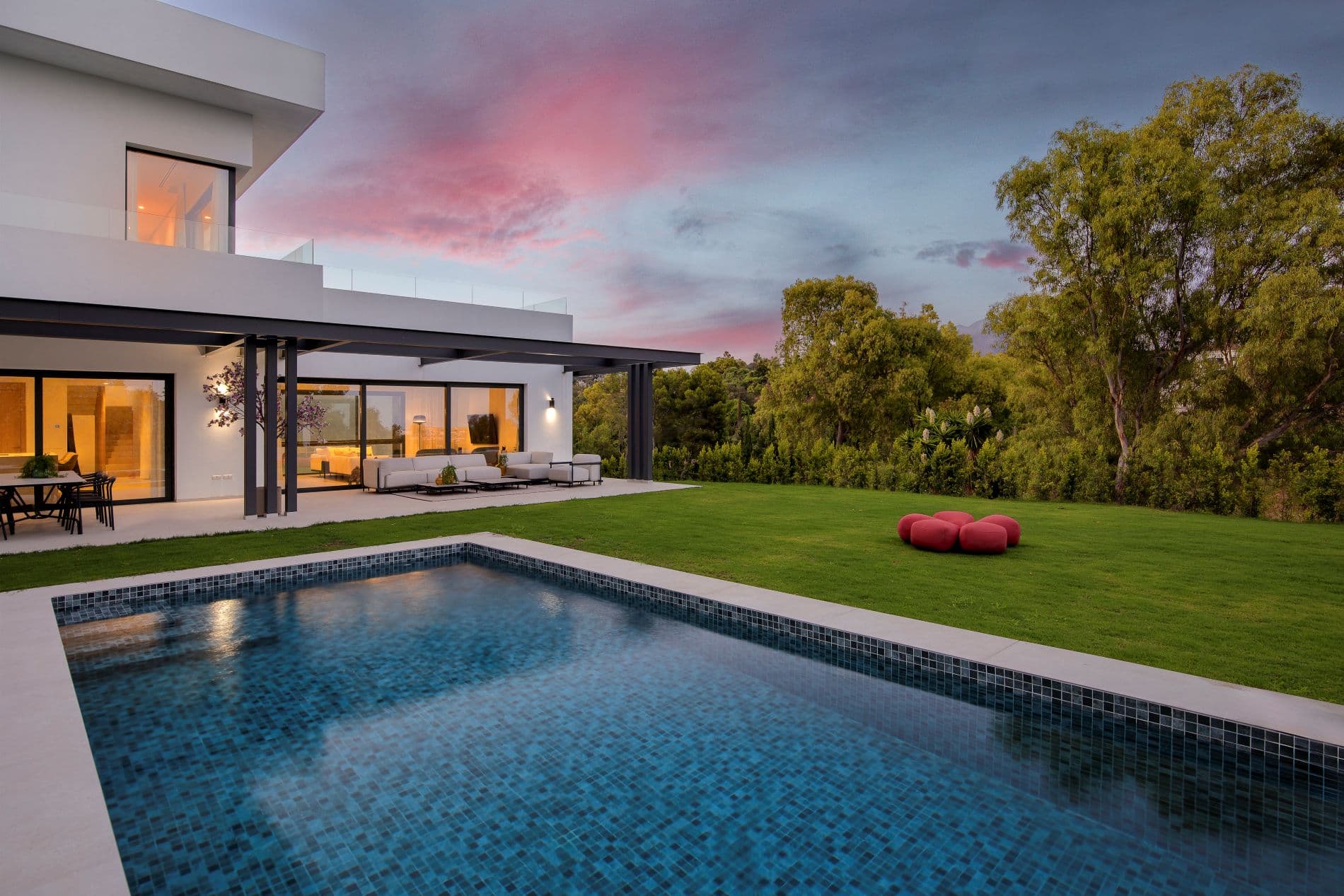 KORTÁRS LUXUSVILLA A TERMÉSZETBEN.